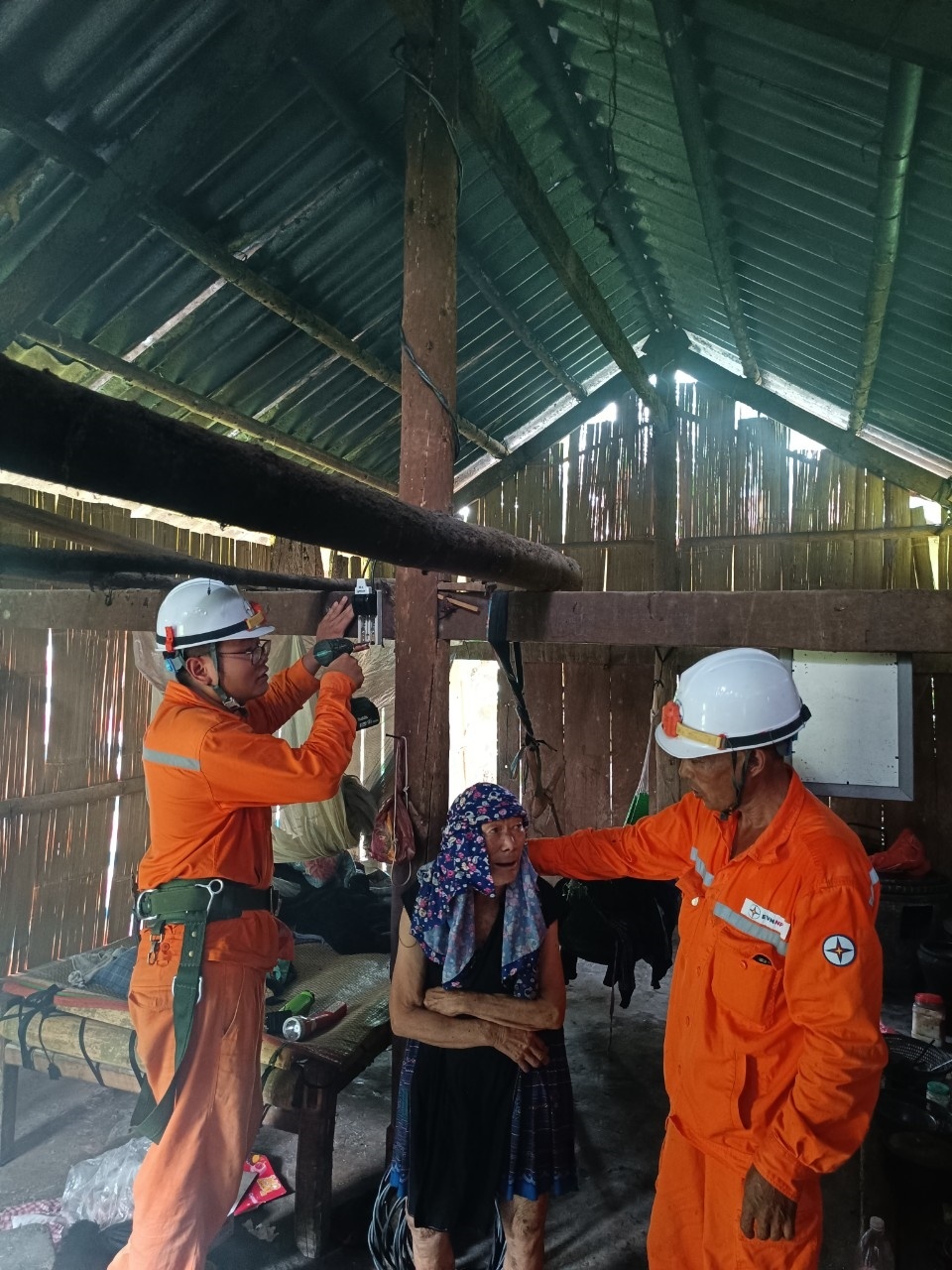 Điện về thắp sáng bản Toòng (Lào Cai)