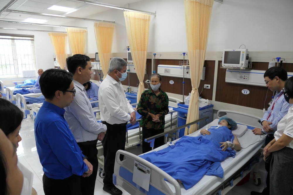 Đoàn công tác thăm hỏi, động viên chị Lê Thị Thời