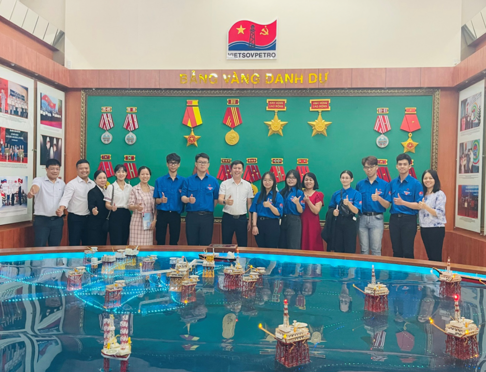 Lãnh đạo Vietsovpetro gặp mặt tân sinh viên được cử đi học tại Liên Bang Nga Lãnh đạo Vietsovpetro gặp mặt tân sinh viên được cử đi học tại Liên bang Nga