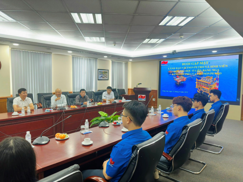 Ông Trần Công Tín, Chánh Kinh tế Vietsovpetro phát biểu tại buổi gặp mặt và dặn dò các tân sinh viên trước khi nhập học Ông Trần Công Tín, Chánh Kinh tế Vietsovpetro phát biểu tại buổi gặp mặt và dặn dò các tân sinh viên trước khi nhập học