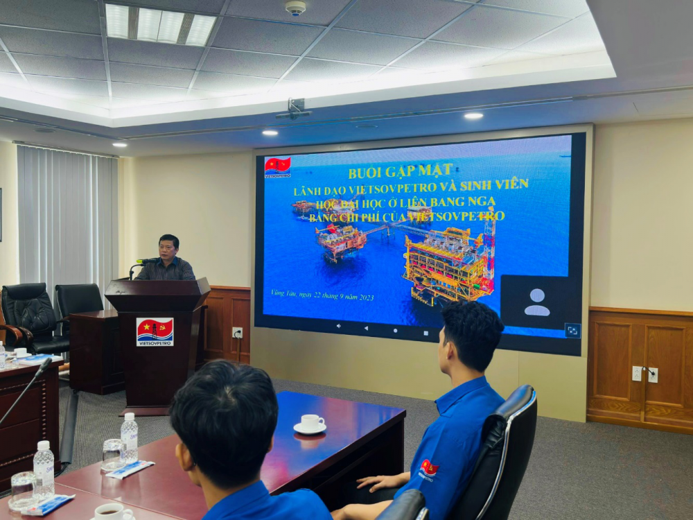 Ông Huỳnh Văn Trọng, Trưởng phòng TCNS Vietsovpetro phát biểu tại buổi gặp mặt Ông Huỳnh Văn Trọng, Trưởng phòng TCNS Vietsovpetro phát biểu tại buổi gặp mặt