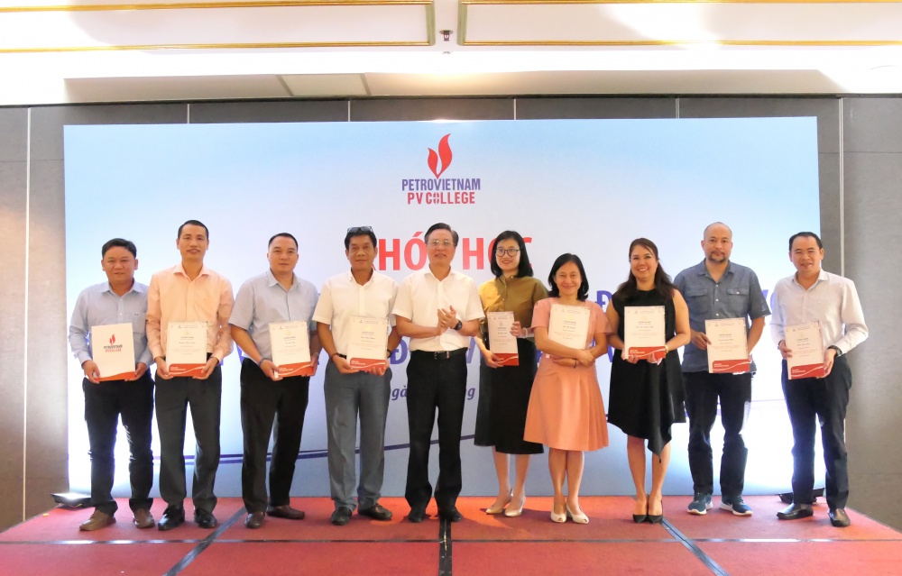Ông Bùi Minh Tiến – TV HĐTV Tập đoàn Dầu khí Việt Nam trao giấy chứng nhận cho các cán bộ hoàn thành khóa học