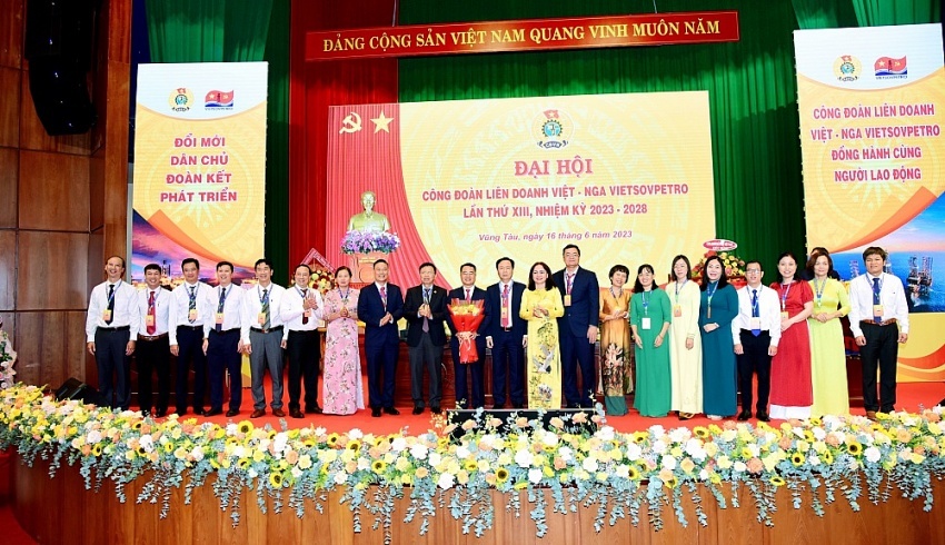 Lãnh đạo CĐ DKVN chúc mừng Ban Chấp hành Công đoàn Vietsovpetro khóa XIII, nhiệm kỳ 2023 - 2028.