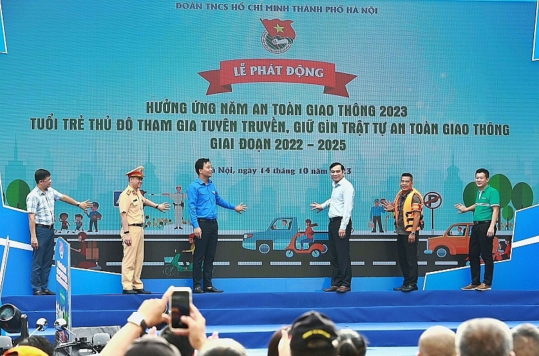 Các đại biểu thực hiện nghi thức phát động Ngày hội thanh niên với văn hóa giao thông.