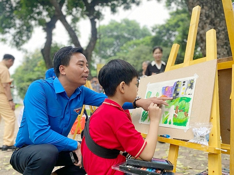 Các em thiếu thi tham gia vẽ tranh chủ đề An toàn giao thông.