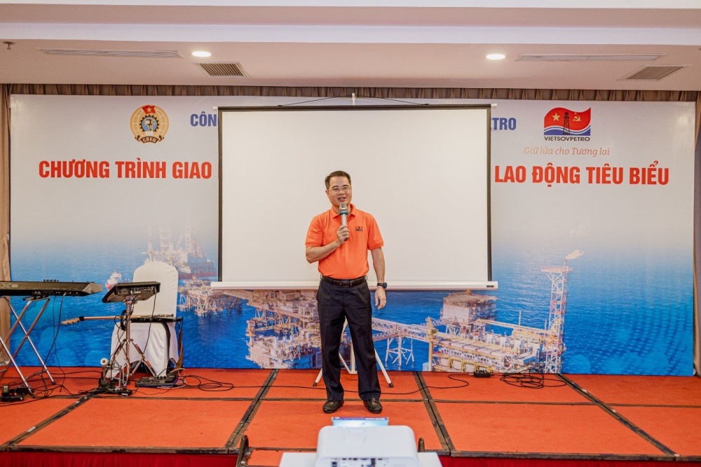 Chủ tịch Công đoàn Vietsovpetro Hoàng Phúc Long phát động phong trào thi đua hoàn thành kế hoạch SXKD năm 2023. Chủ tịch Công đoàn Vietsovpetro Hoàng Phúc Long phát động phong trào thi đua hoàn thành kế hoạch SXKD năm 2023.