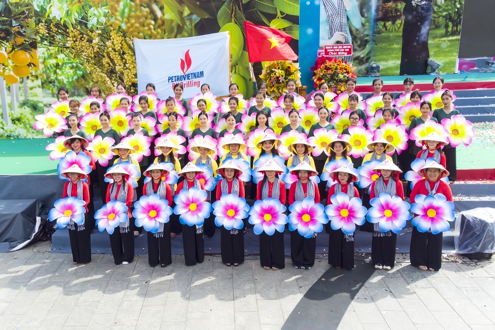 18-HTT-AB-0001-08: Nét duyên Phụ nữ Dầu khí qua chiếc áo bà ba, khăn rằn và nón lá.