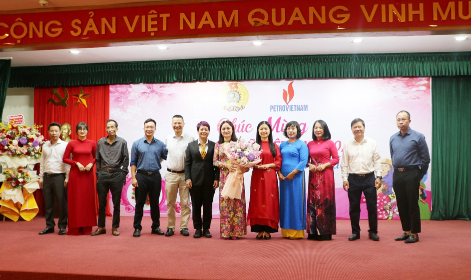 Chủ tịch CĐ DKVN Nghiêm Thuỳ Lan và đại diện tập thể nữ CBCNV 9 đơn vị Dầu khí tại Hải Phòng nhận hoa chúc mừng từ lãnh đạo các đơn vị