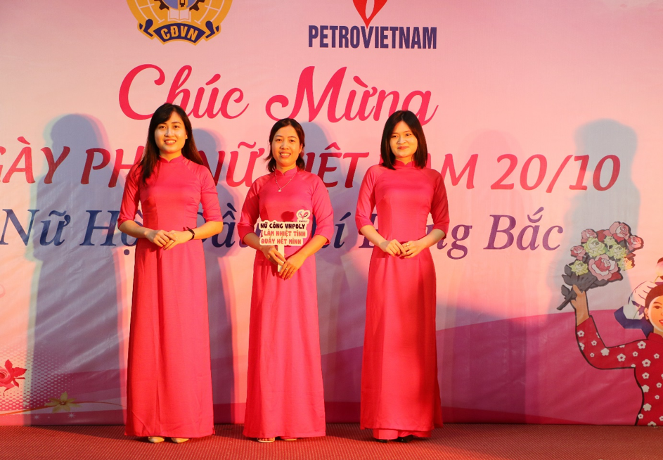 Phần trình diễn trang phục áo dài của các đơn vị.