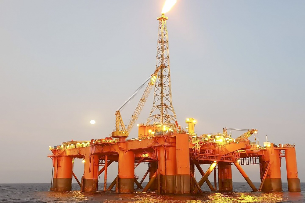 Trăng rằm bên ngọn lửa Giàn Đại Hùng 01 năm 2018. Tác giả: Đào Hoàng Dũng