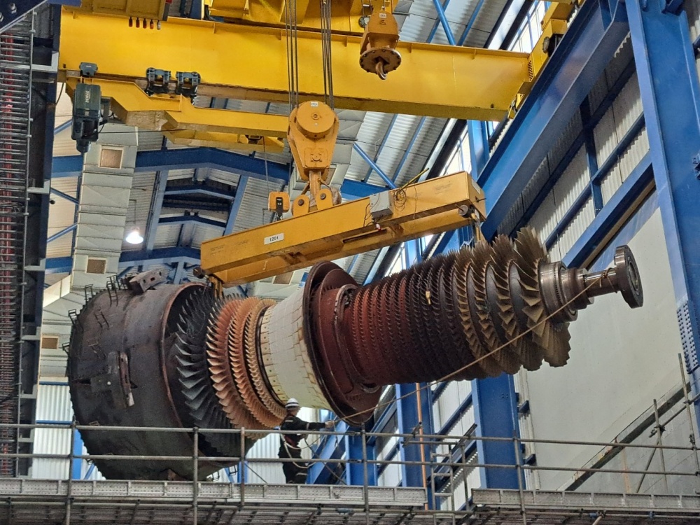 11-LPT-AD-0001: Cẩu rotor của tua bin khí GT21 Nhà máy điện Cà Mau 2 trong đại tu 100k EOH năm 2023.