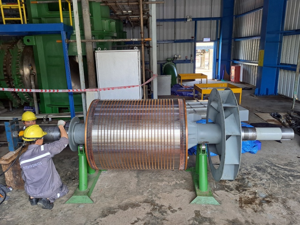 11-LPT-AD-0002: Nhân viên PVPS thực hiện đại tu động cơ 6,6kV bơm nước làm mát chính.