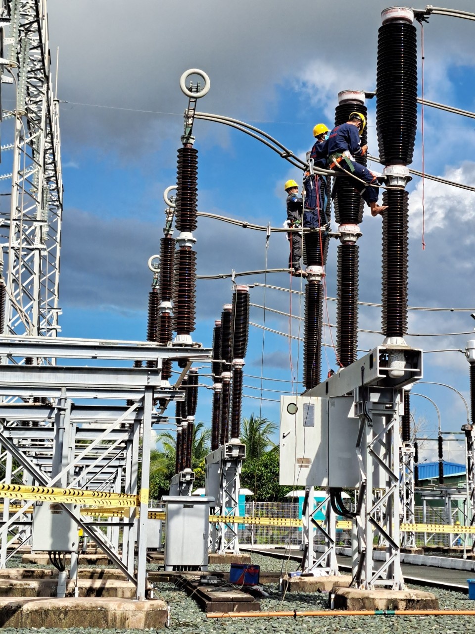 11-LPT-AD-0003: Nhân viên PVPS thực hiên đại tu thiết bị Nhất thứ trạm 220kV.