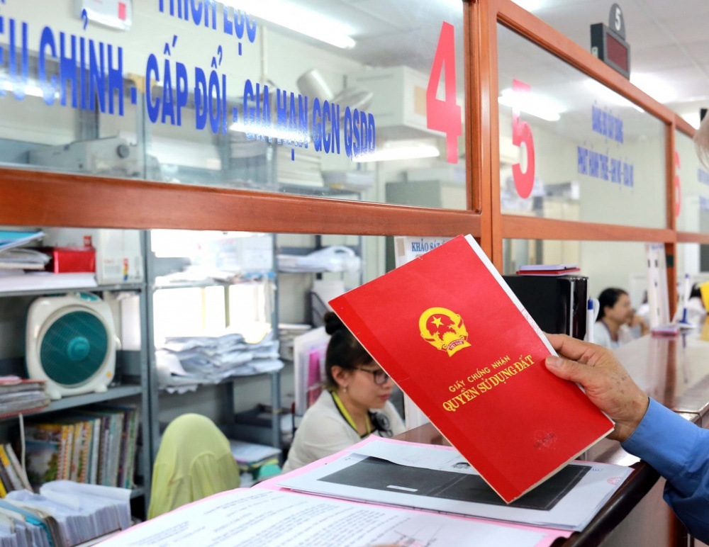 Tin bất động sản tuần qua: TP HCM rà soát cấp sổ đỏ cho nhà đất mua bán bằng giấy viết tay