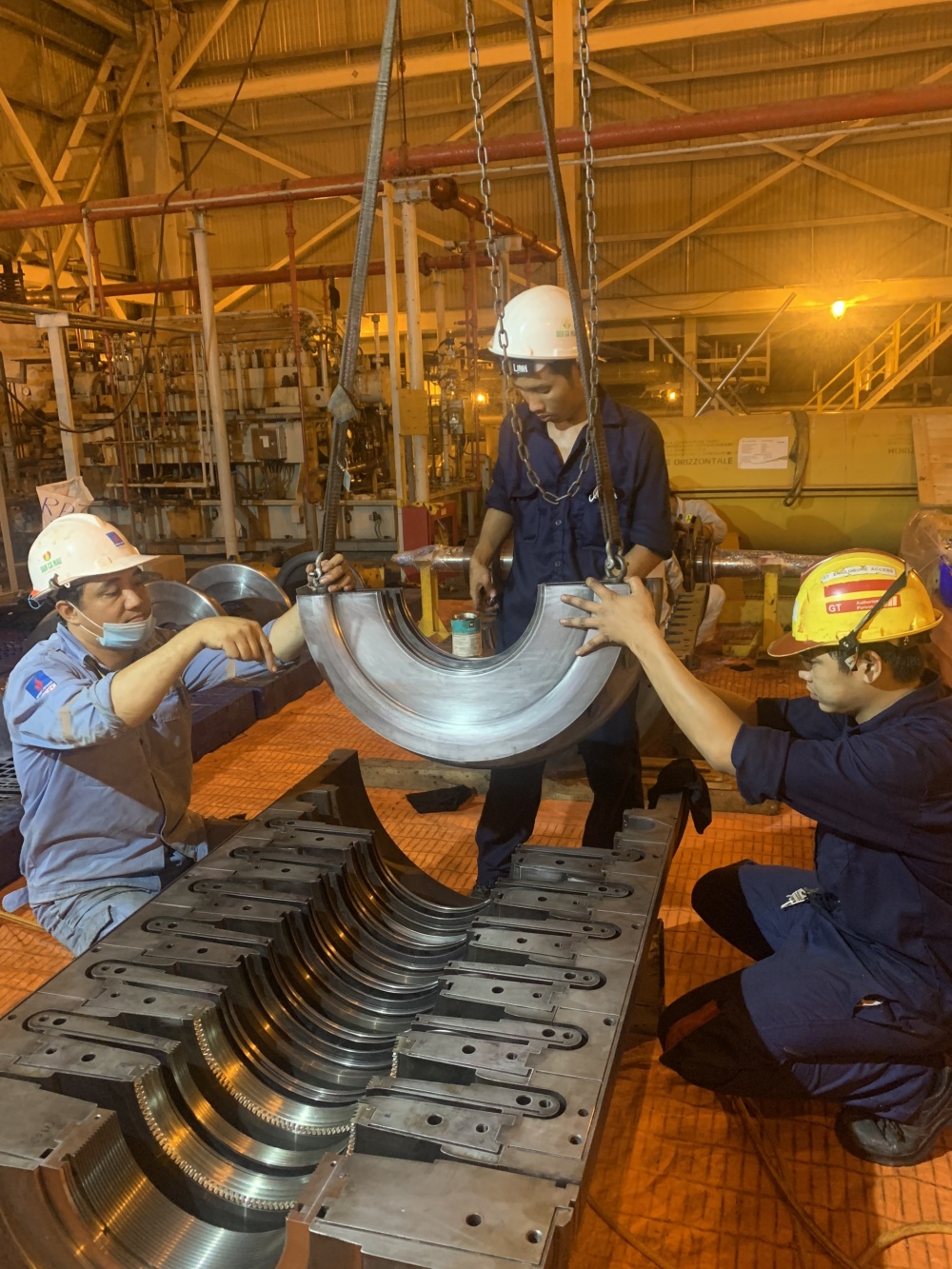 14-TTL-AD-0006: Lắp chi tiết bên trong máy nén Ly tâm cao áp.