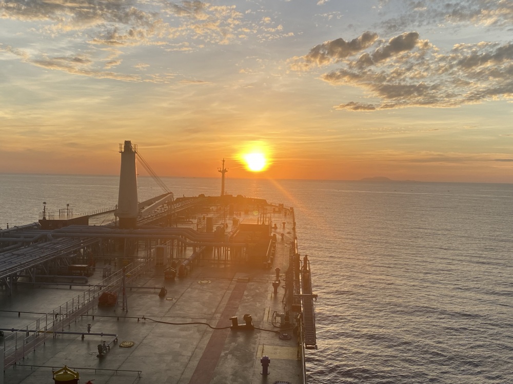 Tác phẩm dự thi "Petrovietnam trong tôi": Bộ ảnh "Biển lặng", tác giả Trần Ngọc Thường (PVTRANS)