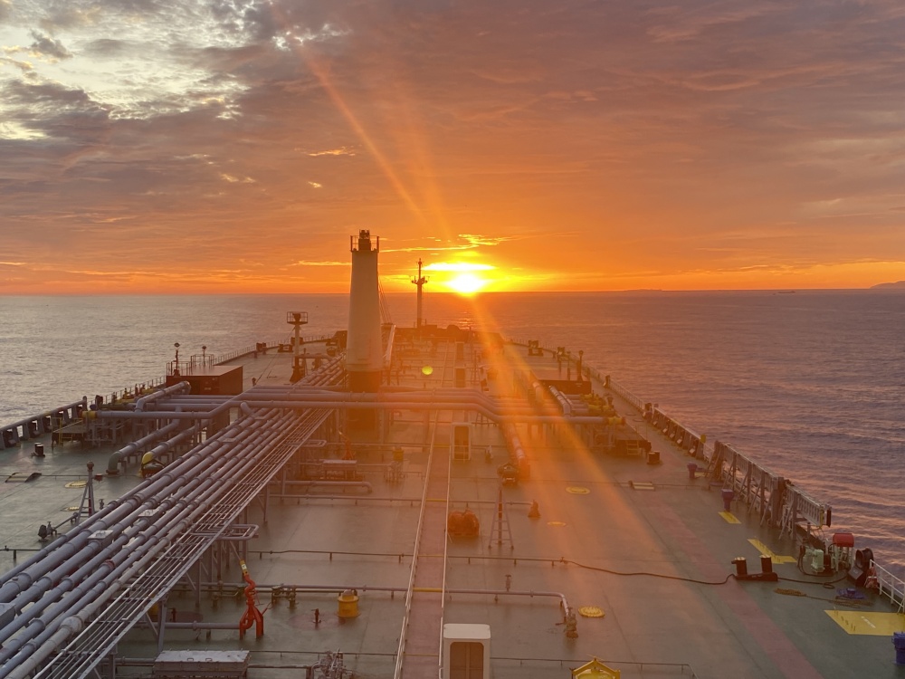 Tác phẩm dự thi "Petrovietnam trong tôi": Bộ ảnh "Biển lặng", tác giả Trần Ngọc Thường (PVTRANS)