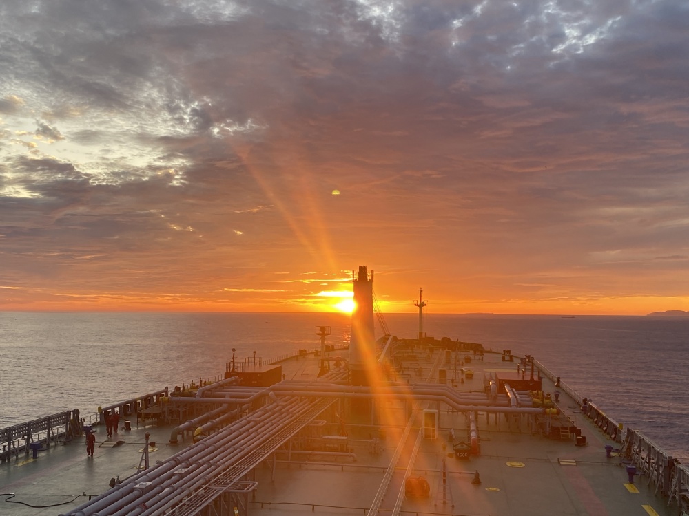 Tác phẩm dự thi "Petrovietnam trong tôi": Bộ ảnh "Biển lặng", tác giả Trần Ngọc Thường (PVTRANS)