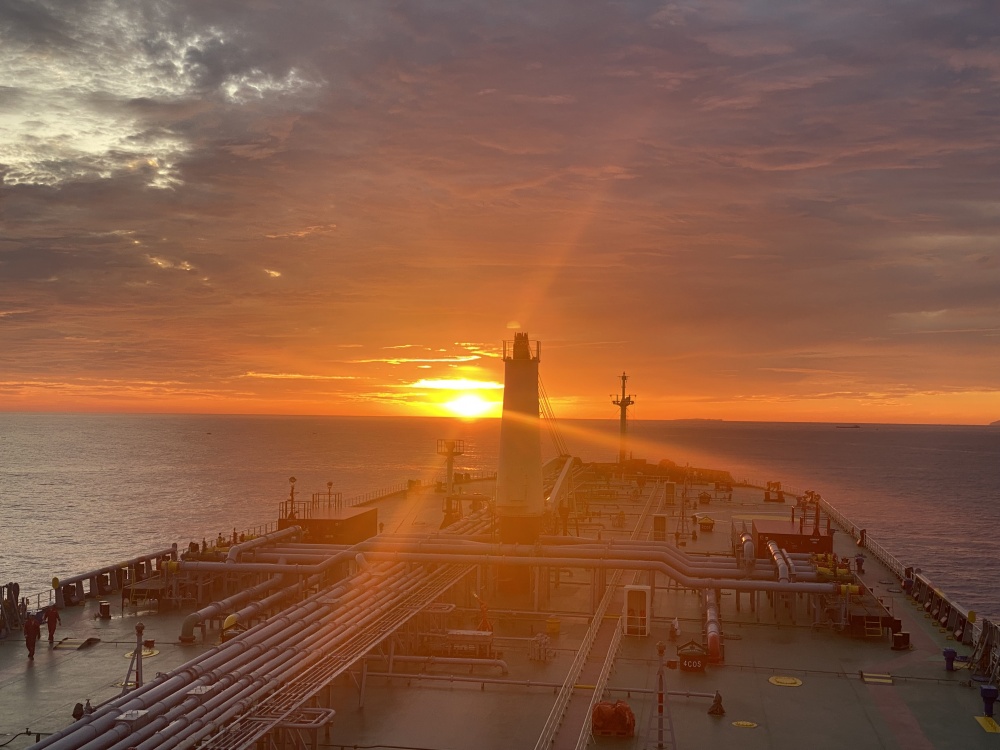 Tác phẩm dự thi "Petrovietnam trong tôi": Bộ ảnh "Biển lặng", tác giả Trần Ngọc Thường (PVTRANS)
