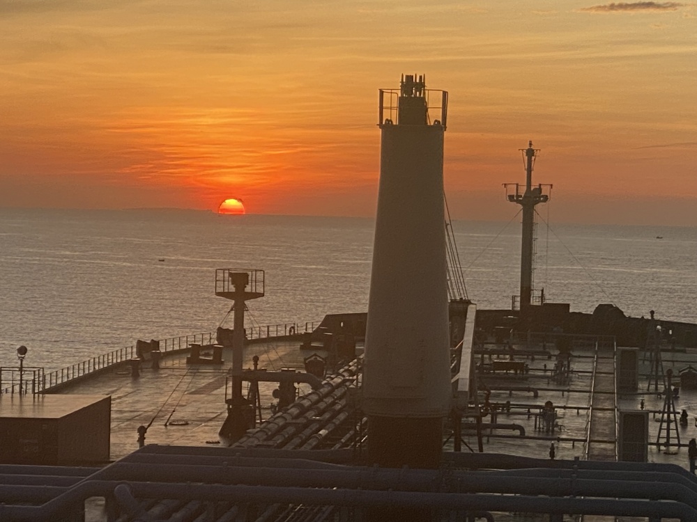 Tác phẩm dự thi "Petrovietnam trong tôi": Bộ ảnh "Biển lặng", tác giả Trần Ngọc Thường (PVTRANS)