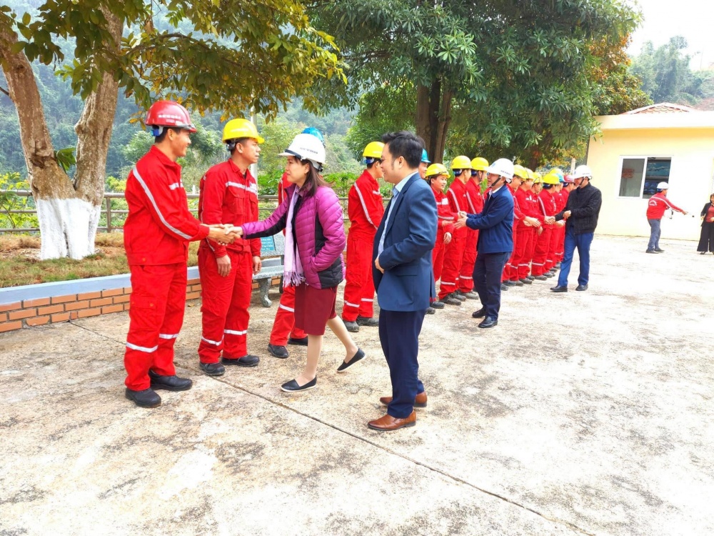 11-TTBD-AB-0001-04: Bà Nghiêm Thùy Lan - Chủ tịch Công đoàn Dầu khí Việt Nam đến thăm và làm việc tại nhà máy.