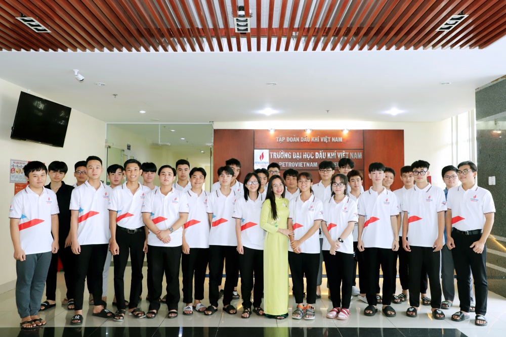 28-NTHT-AB-0003-09: Tranh thủ giờ ra chơi cô trò chụp kỷ niệm sảnh trường PVU.