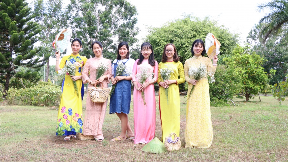 14-TTKT-AB-0002-08: Em và hoa.