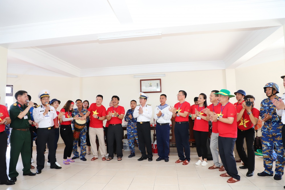 28-NTHT-AB-0004-07: Người Dầu khí hòa chung tiếng hát trên đảo Len Đao.