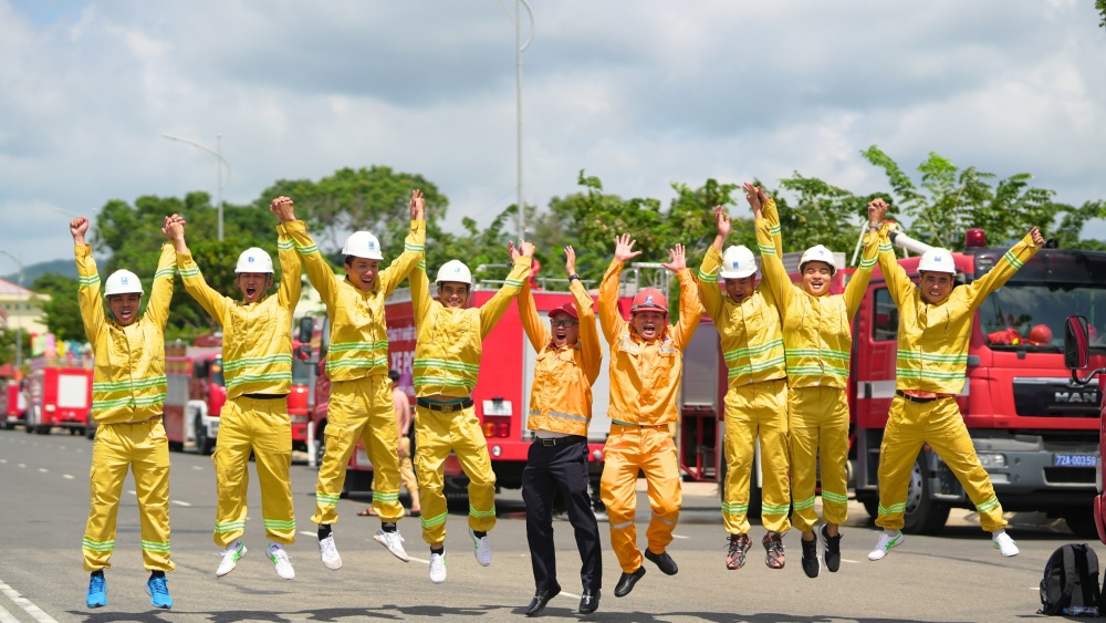 16-PHN-AB-0002-04: Niềm vui phấn khởi.