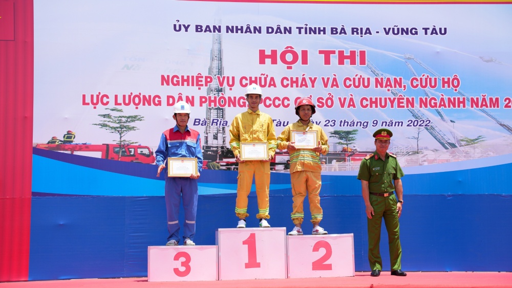 16-PHN-AB-0002-05: Hân hoan nhận giải thưởng cao nhất Hội thi.
