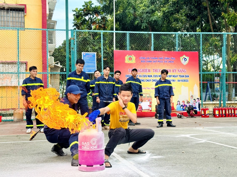 09-NTN-AB-0001-06: Công an thành phố tổ chức thực nghiệm kỹ năng chữa cháy cho CBCNV trong khu tập thể.