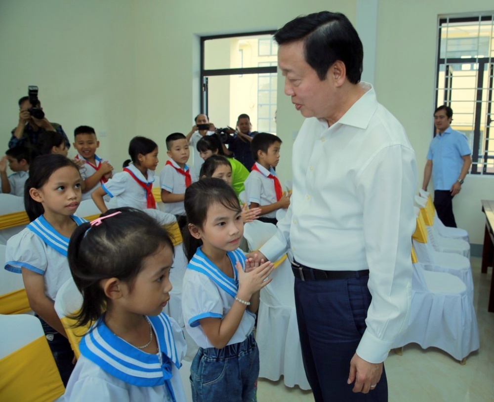 Phó Thủ tướng Trần Hồng Hà và các em học sinh Trường Tiểu học xã Sơn Châu Phó Thủ tướng Trần Hồng Hà và các em học sinh Trường Tiểu học xã Sơn Châu