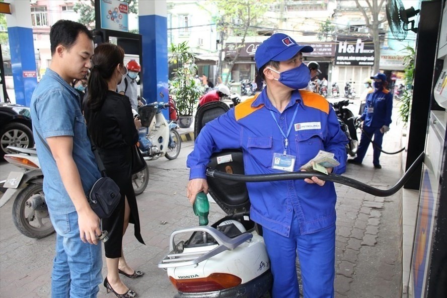 Giá xăng dầu giảm nhẹ trước kỳ nghỉ lễ