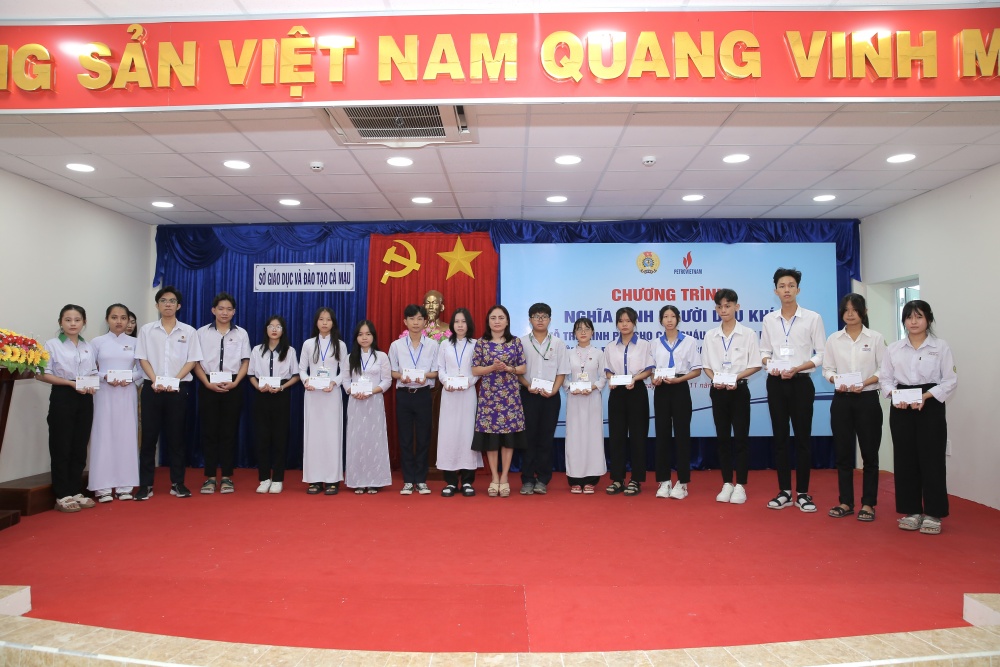 “Nghĩa tình Người Dầu khí” đến với các em học sinh khó khăn tại Cà Mau