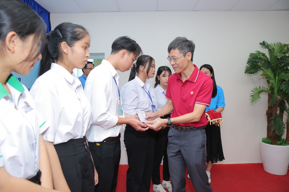 “Nghĩa tình Người Dầu khí” đến với các em học sinh khó khăn tại Cà Mau