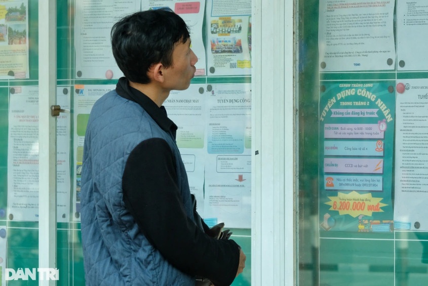 Người lao động tìm việc ở bảng tin khu công nghiệp Thăng Long (Hà Nội) (Ảnh: Nguyễn Sơn).