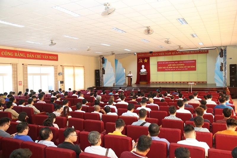 Một lớp bồi dưỡng nhận thức về Đảng cho đối tượng kết nạp Đảng