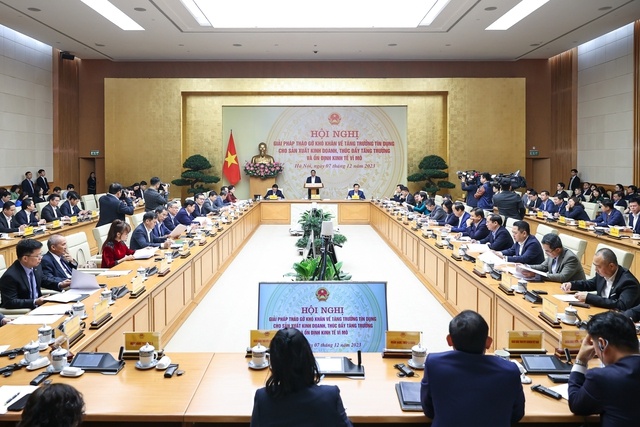 Thủ tướng yêu cầu tiếp tục tiết giảm chi phí, tăng cường chuyển đổi số, giảm lãi suất