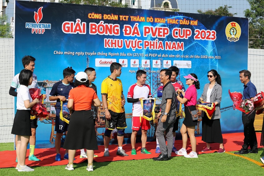 LĐ trao hoa & cờ lưu niệm