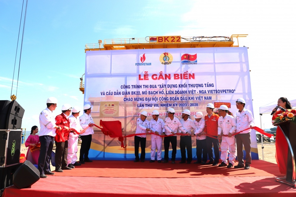 Lãnh đạo CĐ DKVN và lãnh đạo Vietsovpetro thực hiện ghi thức gắn biển công trình BK-22.