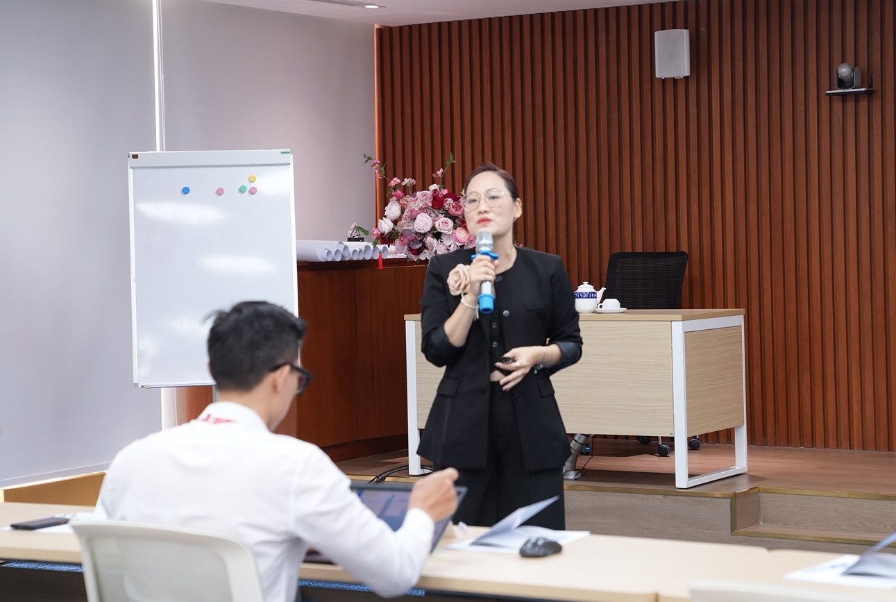 Hình 3. Diễn giả Tạ Vũ Diễm Quỳnh chia sẻ kinh nghiệm
