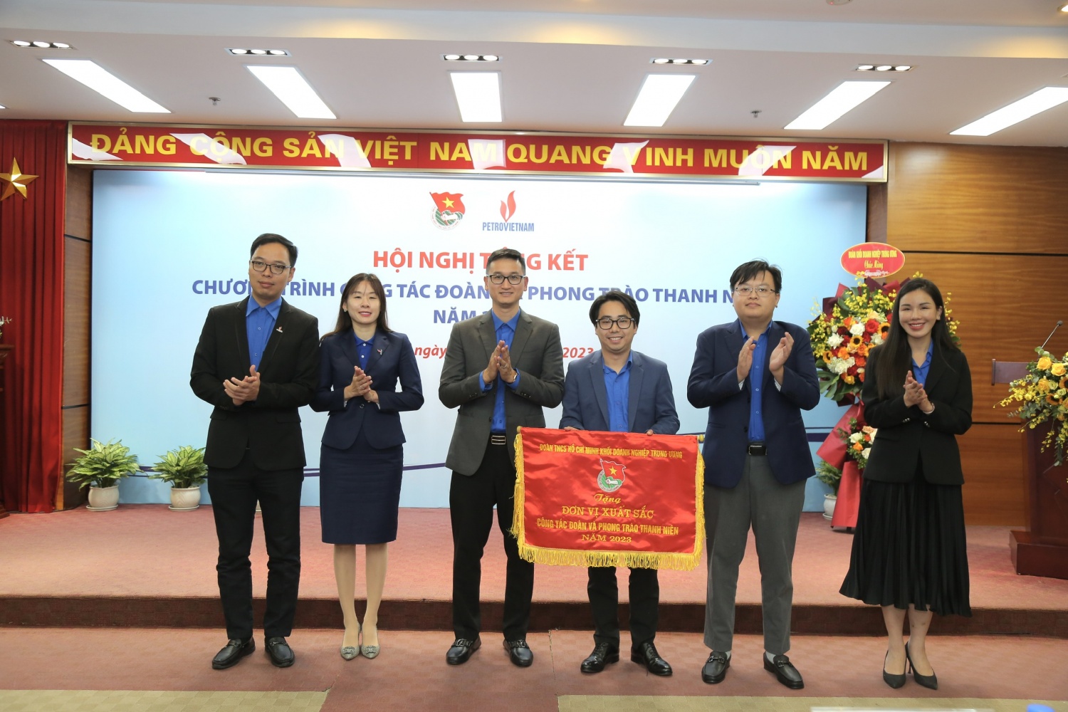Đ/c Đỗ Khắc Dũng, Phó Bí thư Đoàn Khối DNTW lên trao cờ cho Đoàn thanh niên Tập đoàn