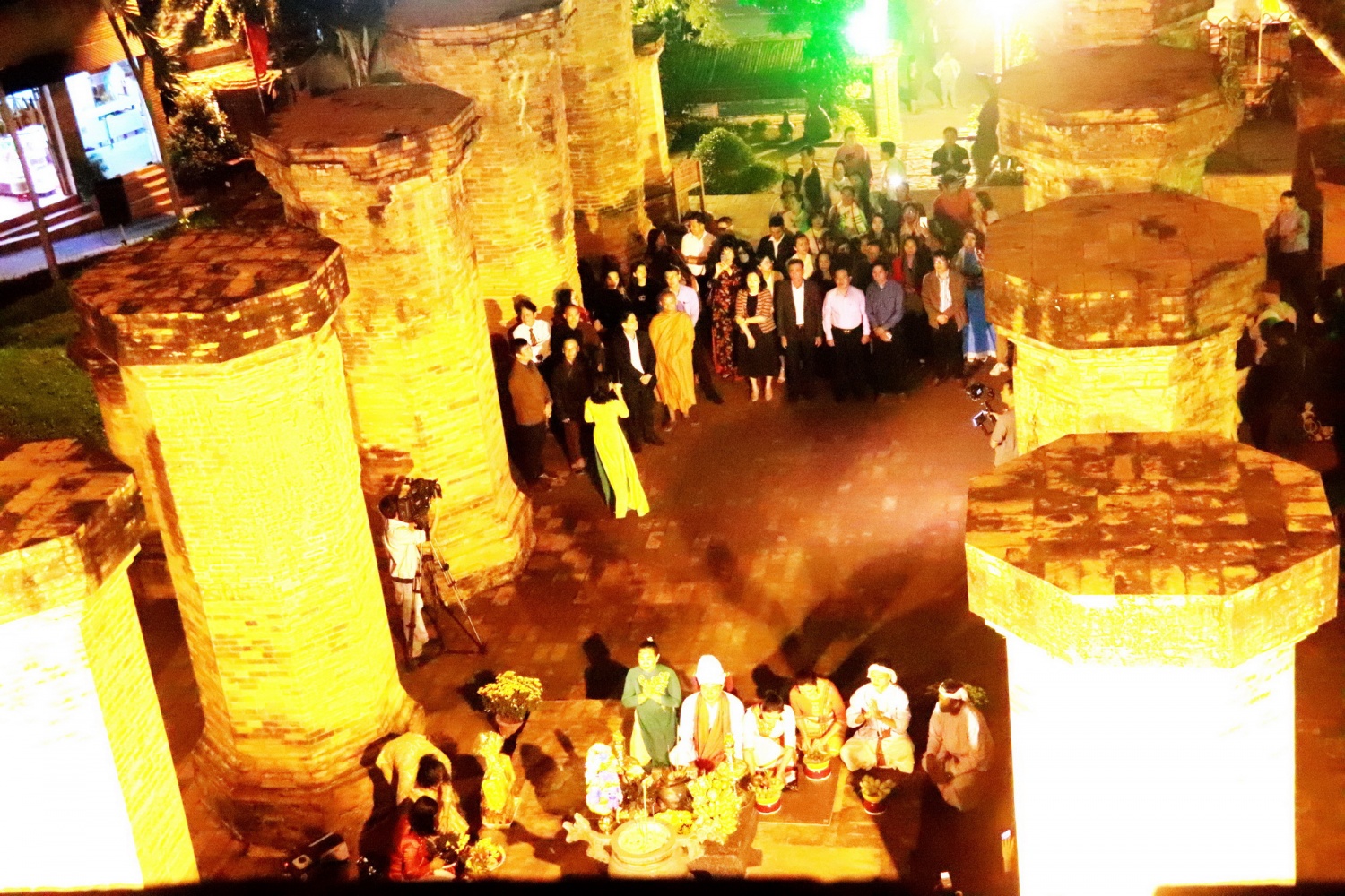 Thức đêm cùng Tháp Bà Ponagar