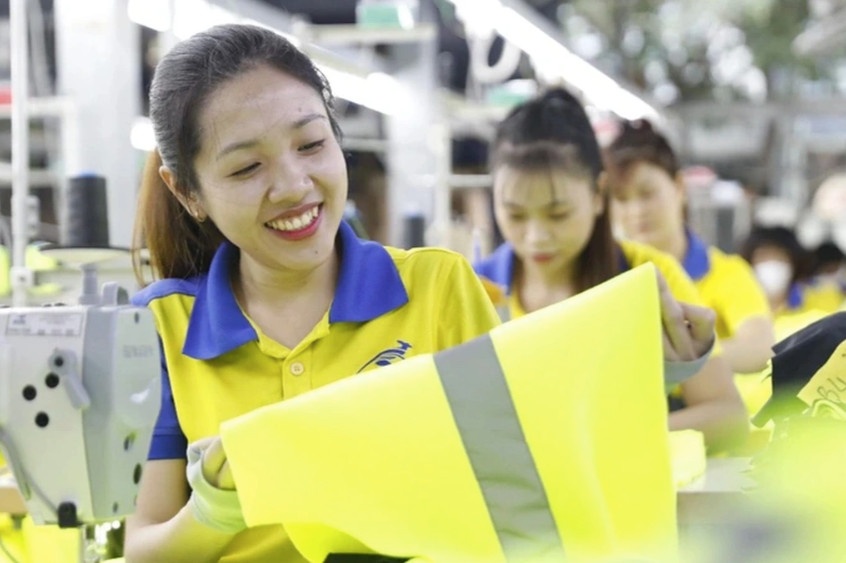 Nếu được Chính phủ thông qua, lương tối thiểu vùng năm 2024 sẽ tăng 6% từ 1/7 (Ảnh. H.K).