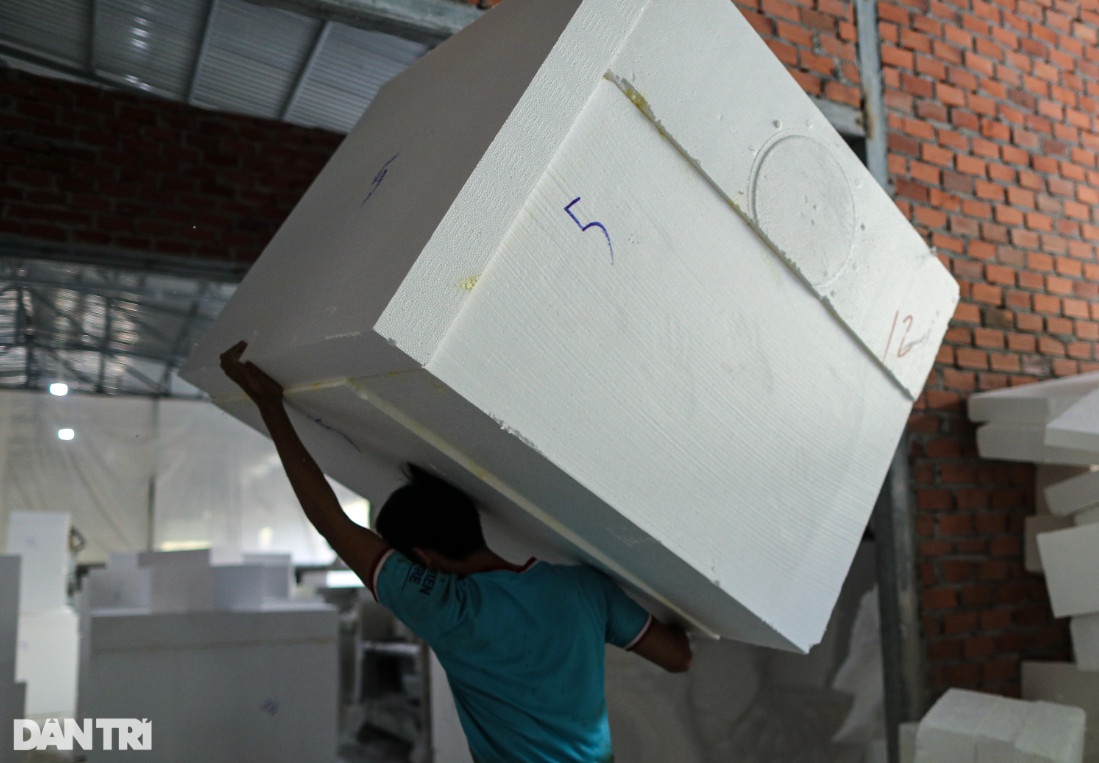 Rồng khổng lồ được làm từ những cánh tay robot dịp Tết Giáp Thìn 2024