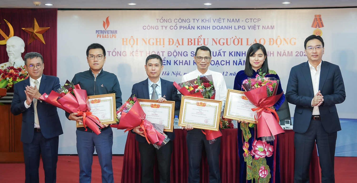 H2. Tôn vinh khen thưởng để động viên tinh thần tập thể người lao động