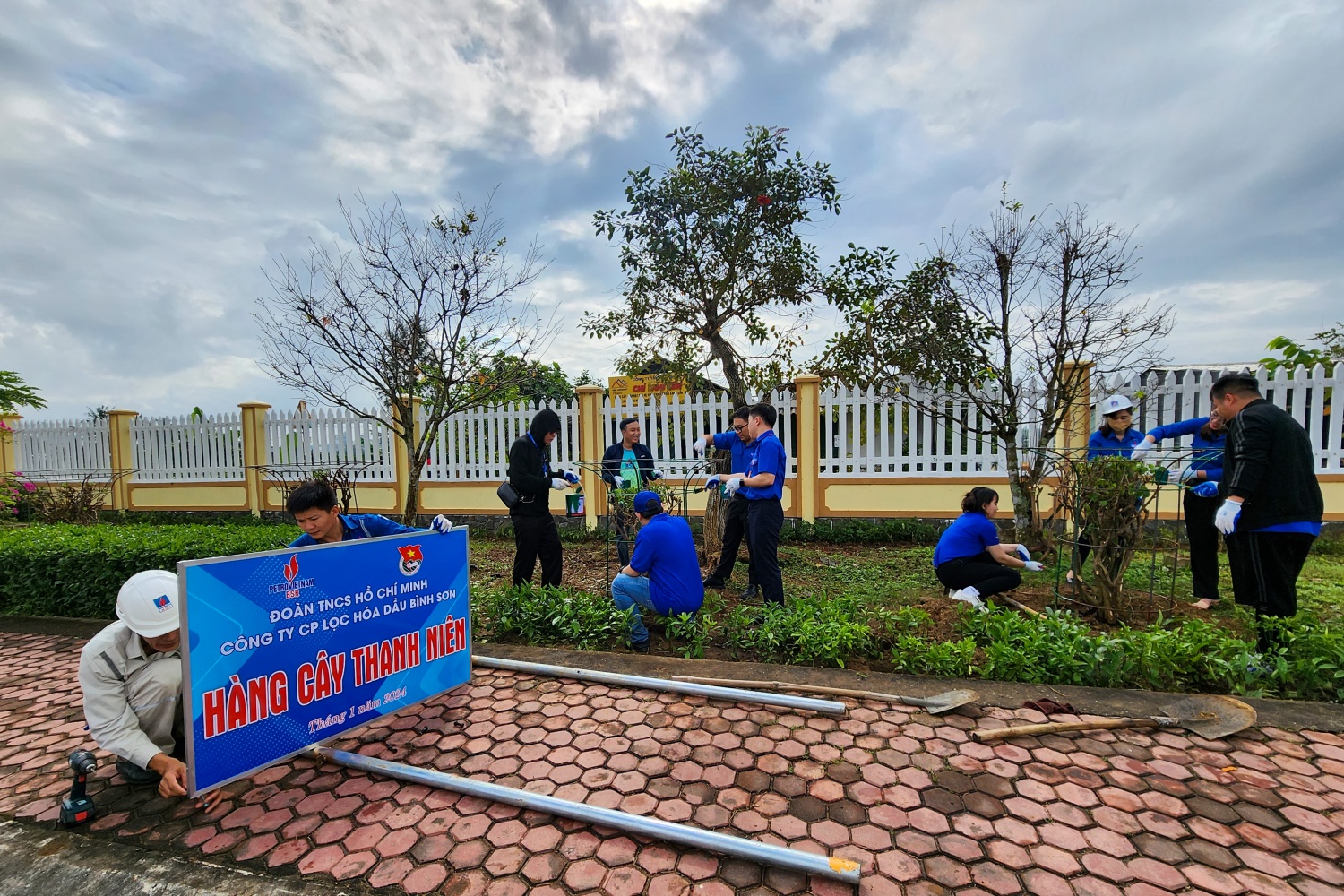 Đoàn Thanh niên BSR tổ chức trồng cây, làm đẹp tuyến đường vào NMLD Dung Quất