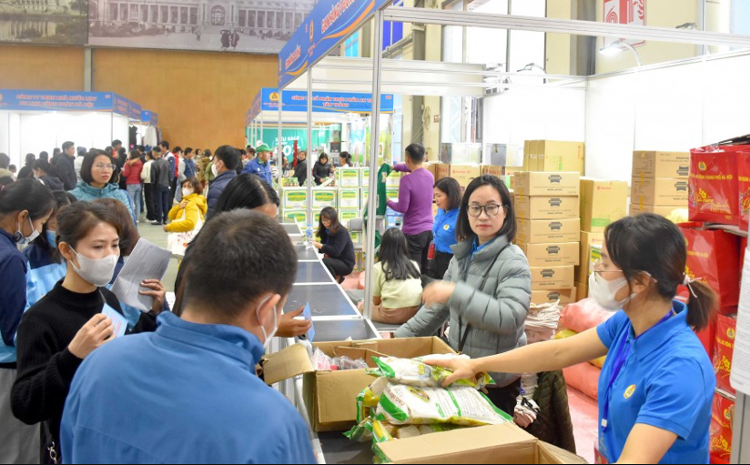 Chợ Tết Công đoàn 2024: Mang Xuân ấm áp đến người lao động