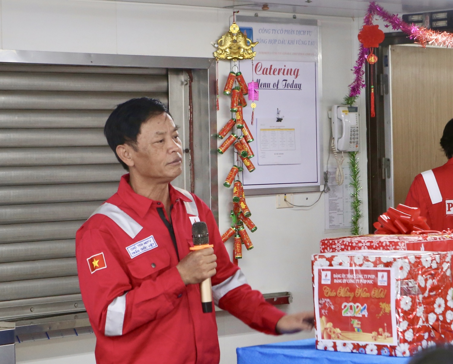 Lãnh đạo PVEP thăm, động viên CBNV làm việc trên giàn Đại Hùng 01