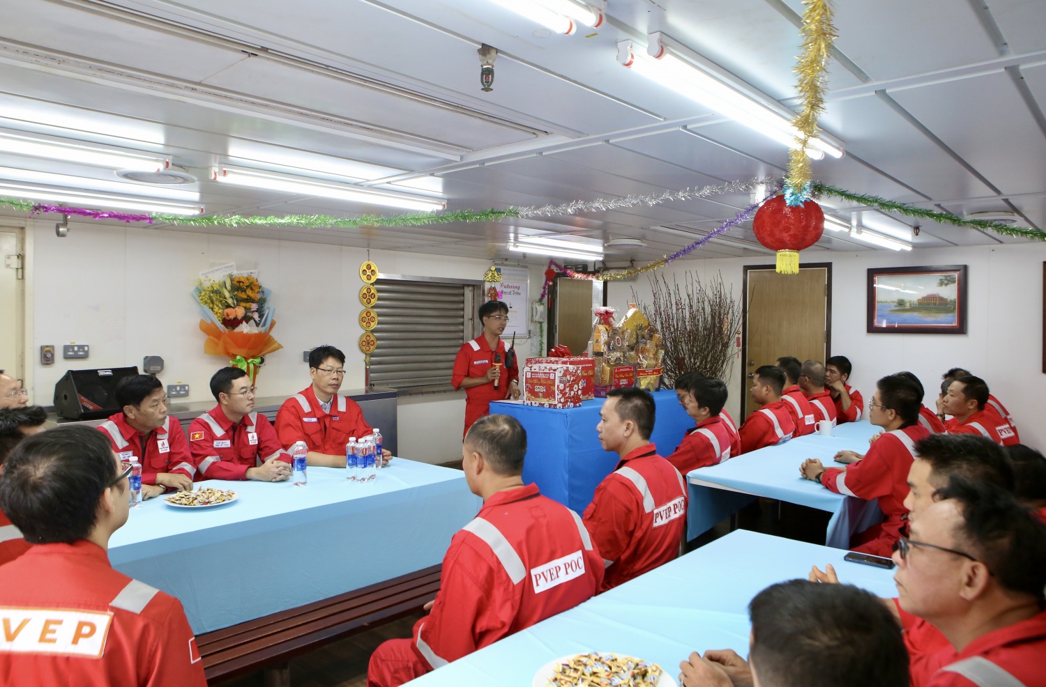 Lãnh đạo PVEP thăm, động viên CBNV làm việc trên giàn Đại Hùng 01